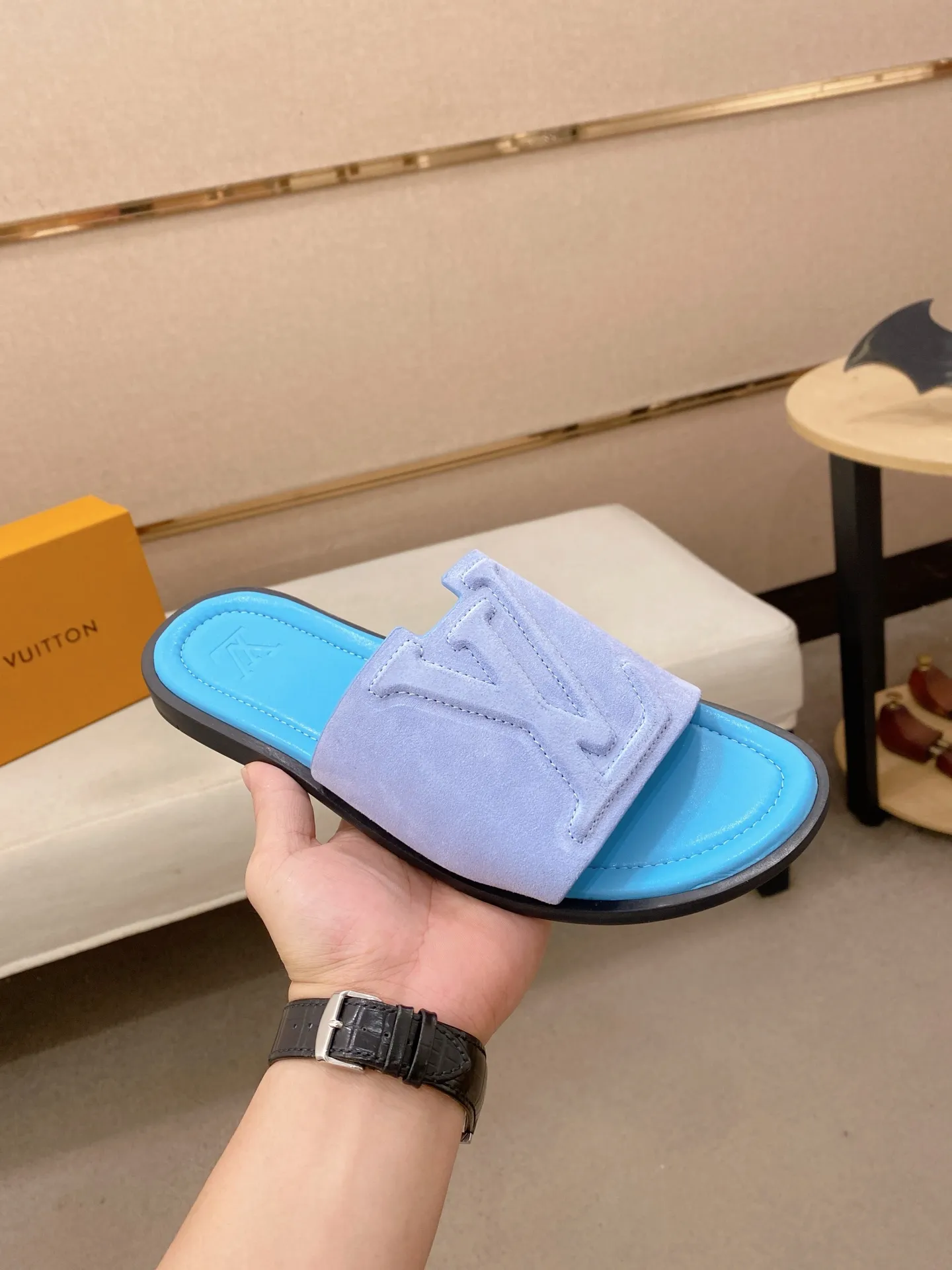 Men's shoes 💰: 340💰Made by LV🔍Top purchasing agents. Men's spring and summer slippers are available at the same counter. The uppers are imported cowhide from Italy, with logo graphics and high-quality craftsmanship. Soles: original soles specially provided by the original factory. Exclusive movable molded soles are super comfortable. Original goods follow orders. 🔍🔍High quality. You can enter and exit the counter at will. Welcome to compare. Size 38-44. Can be customized45
